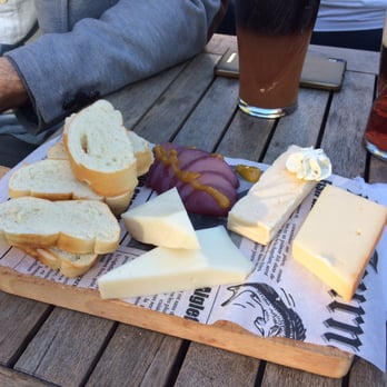 Patrick's Pub - Very nice cheese plate. - Irish Pub Near Me - Montreal, Quebec