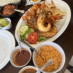 El plato de combinación con langosta, camarón y pescado. El plato de combinación con langosta, camarón y pescado.