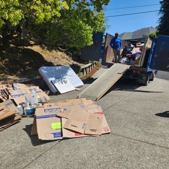 Free of Junk - Post-move pickup in Lafayette, CA: Cardboard, household items, and mattress loaded for eco-friendly recycling and donation. - Junk Removal & Hauling Near Me - Moraga, California Free of Junk - Post-move pickup in Lafayette, CA: Cardboard, household items, and mattress loaded for eco-friendly recycling and donation. - Junk Removal & Hauling Near Me - Moraga, California