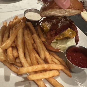 Longitude 118 - Wagyu burger and fries - Cocktail Bars Near Me - Arcadia, California