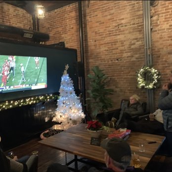 6th & Cedar Espresso Bar - Everyone loves kicking back & watching games in our Cozy Lounge - Cocktail Bars Near Me - Wallace, Idaho