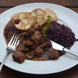 Schmelz-Mühle - Schmelz-Mühle | Wildschweingulasch, Rotkraut & Serviettenkloßscheiben