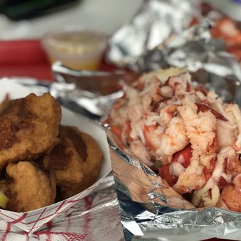 Red's Eats - fried sea scallops and lobster roll - Seafood Near Me - Wiscasset, Maine