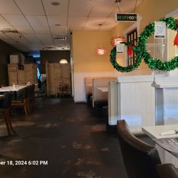 Thai Select - Larger dining room.