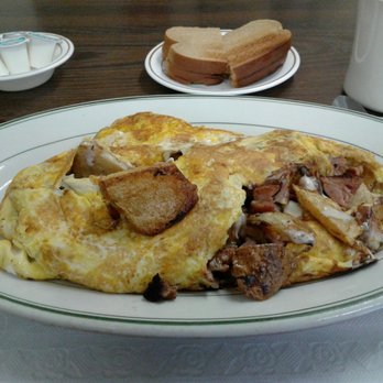 Donna's Cafe - Country Omelet with Bacon, Sausage, Ham & Cheese and somewhere underneath is a mess of Home Fries! Get yer feed bag on for this one! - Cafes Near Me - Slatington, Pennsylvania