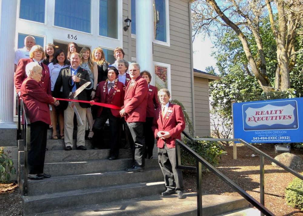 CHRIS REALTY EXECUTIVES SOUTHERN OREGON Updated August 2024 30 Photos 856 NE 7th