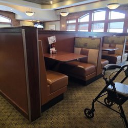 Chelo's Hometown Bar & Grille - Booth seating