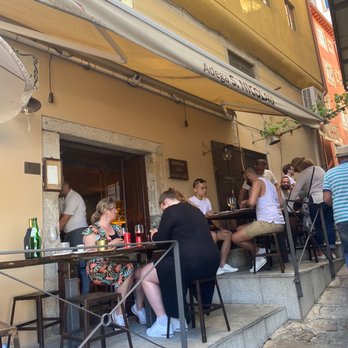 Terreiro - Alley way seating - Seafood Near Me - Porto, 13