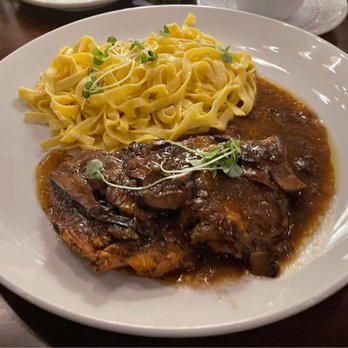 Petterinos - Chicken Marsala with Fettuccine - American Near Me - Chicago, Illinois