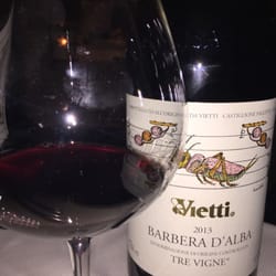 Osteria delle Aie - 1,5 litrelik magnum şişelerle servis edilen şarap siz durdurana kadar masaya geliyor.