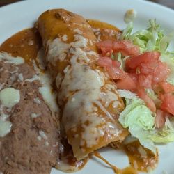 Mis Amigos Mexican Grill - Refritos, Enchilada con pollo