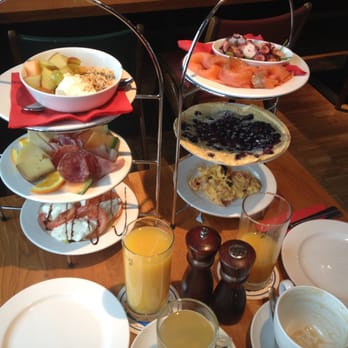 Cantina - Frühstück für zwei: Tomate/Mozarella, Rührei, Blaubeepfannkuchen, Lachs, Meeresfrüchte, Müsli, Käse, Wurst. - Cafes Near Me - Munich, BY