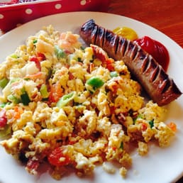 Fresh-veggie scrambled eggs, homemade Bratwürst Fresh-veggie scrambled eggs, homemade Bratwürst