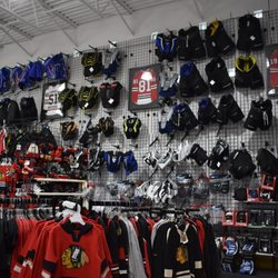 Gunzo's Sports Center - Gunzo's Morton Grove: 6730 Dempster Street