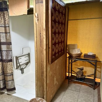 Safari West - Accessible shower - Zoos Near Me - Santa Rosa, California