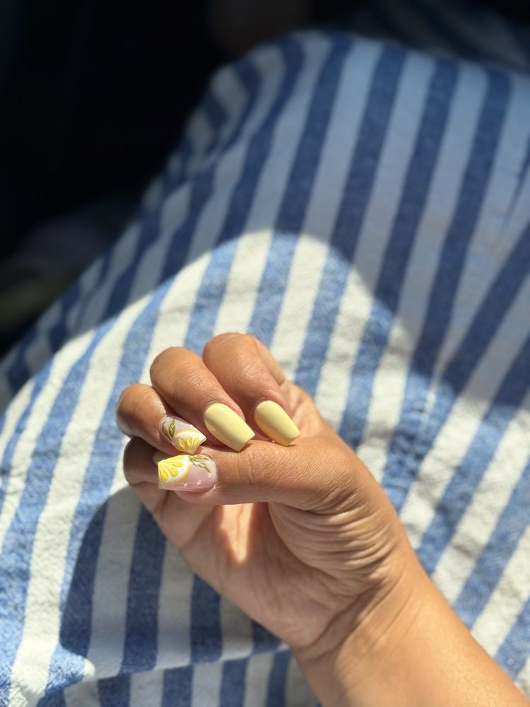 Allure Nail Salon Logo