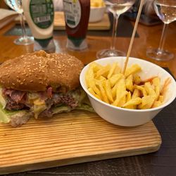Quotidiano - Q Burger! Yum!