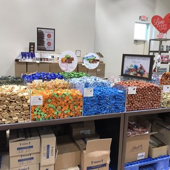 Lindt Chocolate Shop - Chocolatiers & Shops Near Me - Carlisle, Pennsylvania