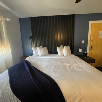 Balanced Rock Inn - Beautifully decorated, clean, and comfortable bed. - Hotels Near Me - Fruita, Colorado