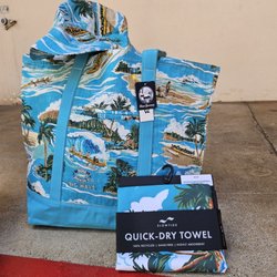 Waikiki Community Center - Picked up items I won from the Waikiki Lights - Paint the Town Silent Auction. Reyn Spooner Kona Brewing Tote Bag Set.