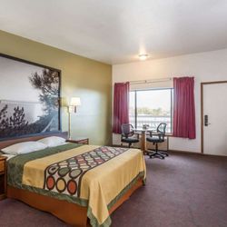 Super 8 by Wyndham Wells - 1 Queen Bed Room