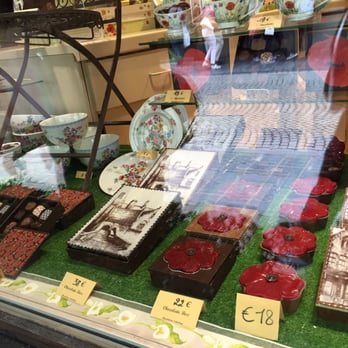 Chocolaterie Sukerbuyc - Chocolate boxes - assorted chocolates in a box that's also made out of chocolate - Food Near Me - Bruges, VWV