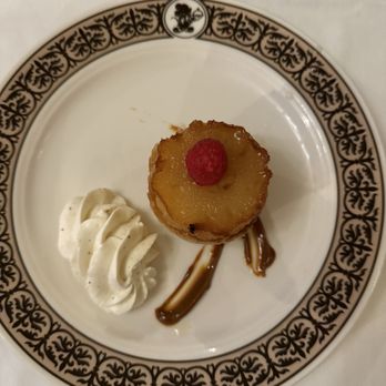 Walt’s - An American Restaurant - Pineapple upside down cake - American Near Me - Chessy, 75
