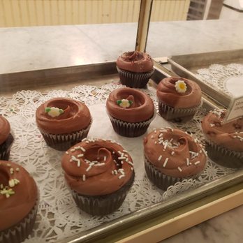 Magnolia Bakery - Bakeries Near Me - Chicago, Illinois