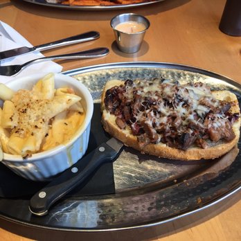 TheSmoke - Open faced beef sandwich with mac n cheese - Barbeque Near Me - Collingwood, Ontario TheSmoke - Open faced beef sandwich with mac n cheese - Barbeque Near Me - Collingwood, Ontario