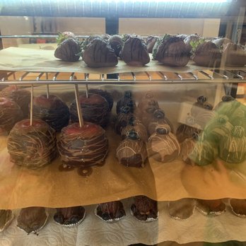 Fortunato Chocolate - Caramel apples dipped in chocolate, truffles, chocolate dipped strawberries - Chocolatiers & Shops Near Me - Issaquah, Washington