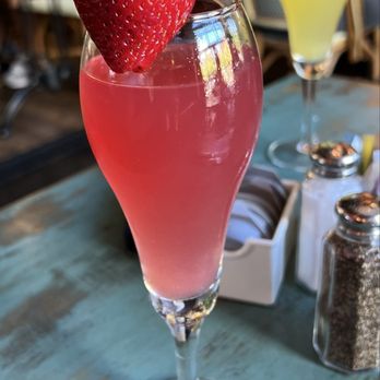 Café Hollander Hilldale - Passion Mimosa - American Near Me - Madison, Wisconsin
