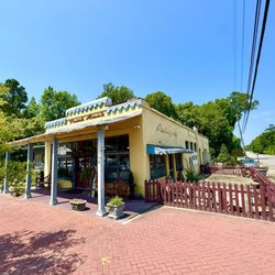 Trish Ann's Antiques Gifts & Tearoom - Front of restaurant - right on Hwy 22