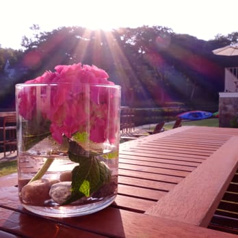The Edgewater Inn - Details like flowers all around in beautiful vases make this a charming place to stay - Hotels Near Me - Kennebunkport, Maine The Edgewater Inn - Details like flowers all around in beautiful vases make this a charming place to stay - Hotels Near Me - Kennebunkport, Maine