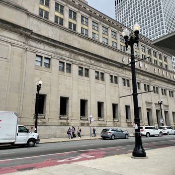 Chicago Union Station - Outside walking north - Train Stations Near Me - Chicago, Illinois Chicago Union Station - Outside walking north - Train Stations Near Me - Chicago, Illinois
