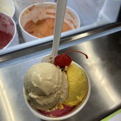 Neveria La Tradicional - 3Coffee, strawberry & vanilla