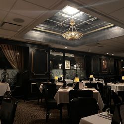 The Prime Rib - Dining area of The Prime Rib in 1940s atmosphere