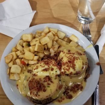 Alfred's Cafe - Meat lovers egg Benedict - American Near Me - Tacoma, Washington