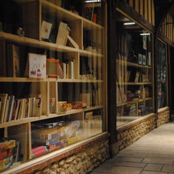 Aux Oiseaux de Passage - biblio-ludothèque vu de dehors (un soir où c'était fermé)