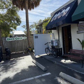 Coco Lov - outside and parking - Ice Cream & Frozen Yogurt Near Me - Tampa, Florida