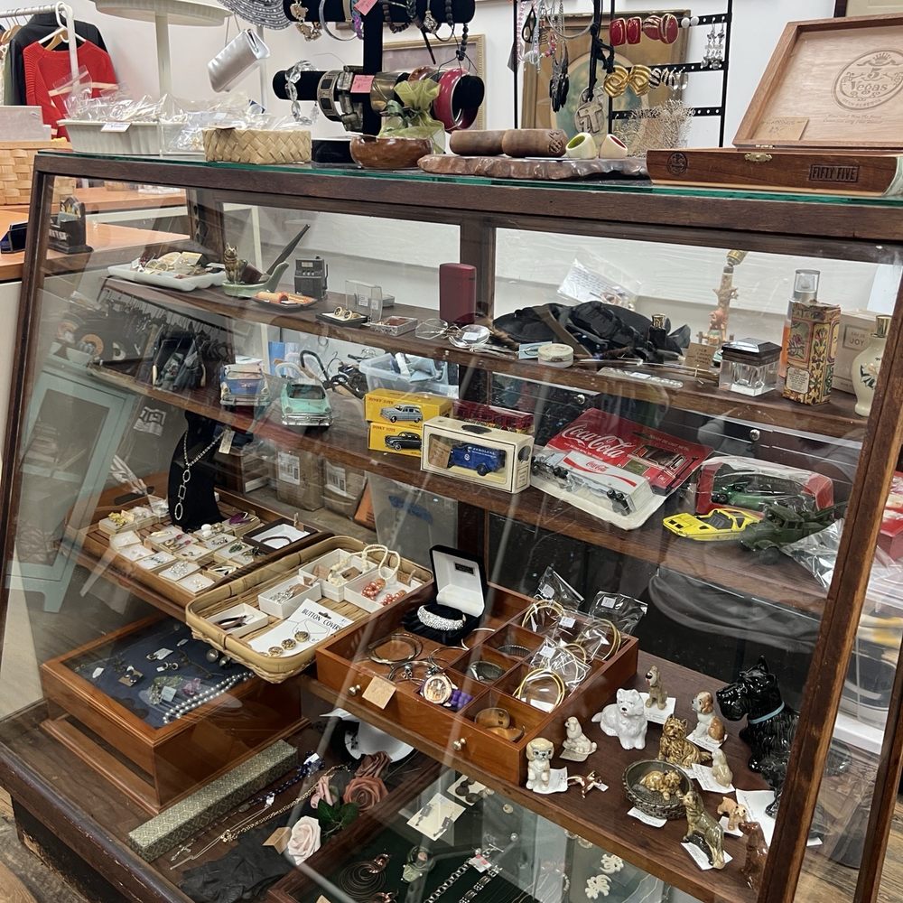 Surfers Coffee Kaka'ako - More vintage items - Coffee & Tea Near Me - Honolulu, Hawaii