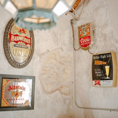 Junebug's BBQ by null