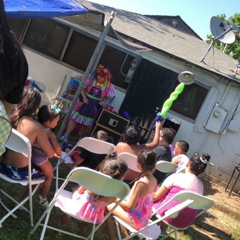 Clown Twinkles - Magic show - Clowns Near Me Clown Twinkles - Magic show - Clowns Near Me