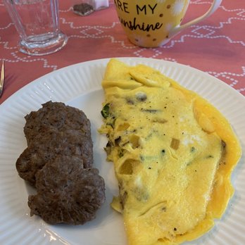 Bella Vino - Main course for breakfast: sausage and a custom-made omelet! - Bed & Breakfast Near Me - Lodi, California