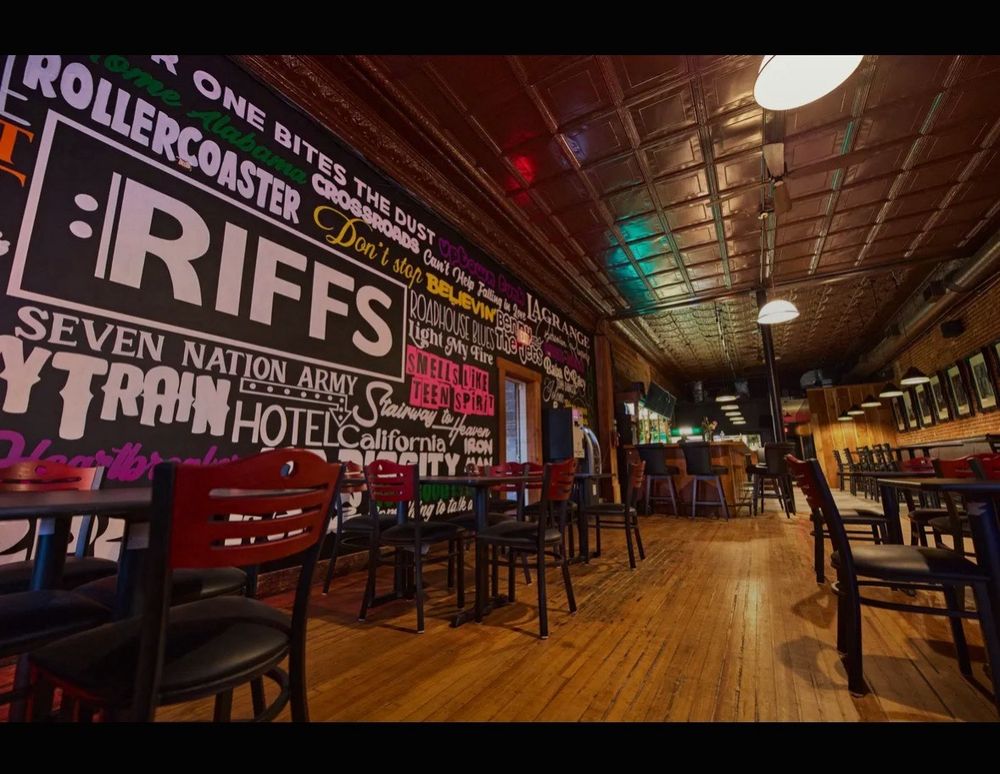 Riffs Pub & Patio Logo