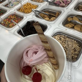 Yogurtland - Not really clean but yummy - Ice Cream & Frozen Yogurt Near Me - Burbank, California
