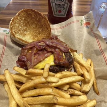 Chili's - Bacon cheeseburger - Bars Near Me - Manor, Texas