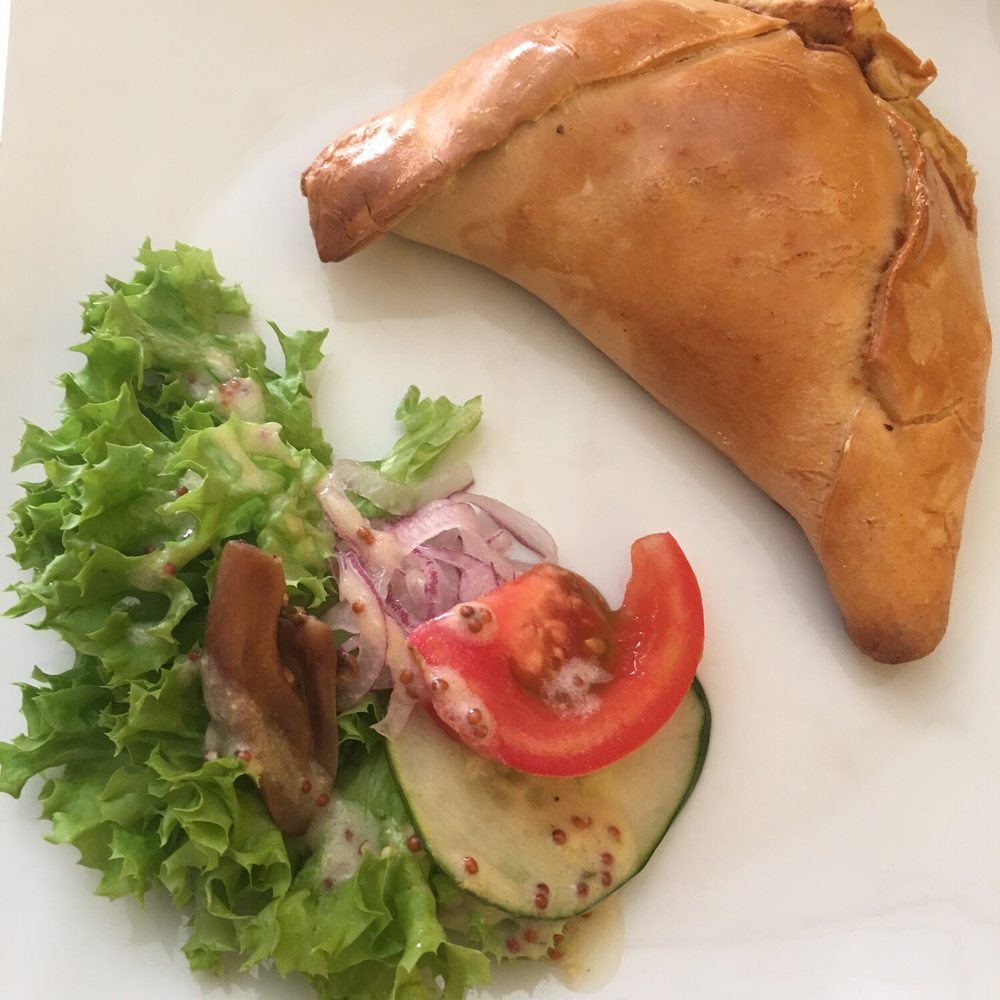 Le Filou de Montpellier - Empanada with beef bourguignon, salad and choice of wine or juice. - French Near Me - Cerro Alegre, VS