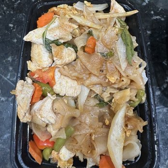 Thanaree Thai Kitchen - Drunken noodle with chicken - Thai Near Me - North Bellmore, New York Thanaree Thai Kitchen - Drunken noodle with chicken - Thai Near Me - North Bellmore, New York