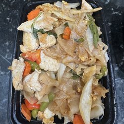 Thanaree Thai Kitchen - Drunken noodle with chicken