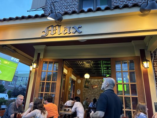 Max Bratwurst und Bier by null